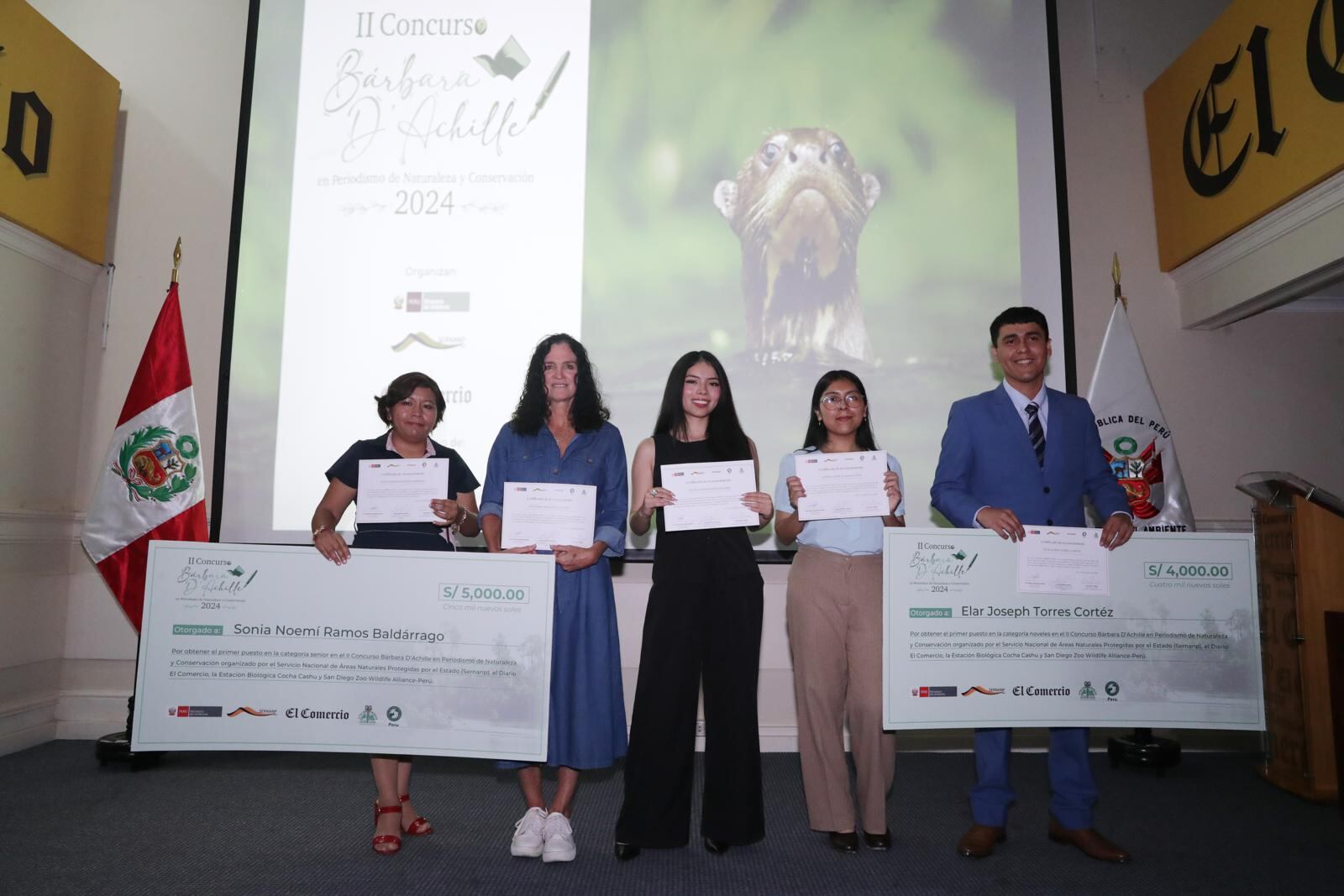 A la izquierda: Sonia Noemí Ramos Baldárrago, primer puesto en categoría Senior, y Soledad Cunliffe Seoane, representante de Santiago Bullard Cunliffe, segundo puesto de categoría senior. Al centro: Ariana Ayelen Elera Sanchez, segundo puesto de la categoría nóveles. Derecha: Andrea Sofia Huamani Cuña, tercer puesto de la categoría nóveles, y Elar Joseph Torres Cortez, egresado de la Universidad Nacional Pedro Ruiz Gallo, ganador del primer puesto de la categoría nóveles por su trabajo “Guardaparques, una vocación por los bosques