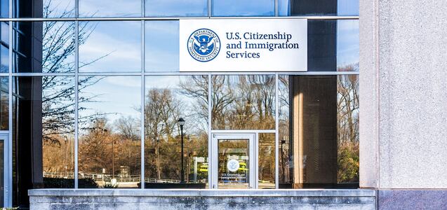 USCIS: estos son los tiempos de espera para las solicitudes de ciudadanía y residencia