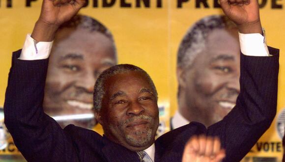 El vicepresidente sudafricano y presidente del Congreso Nacional Africano (ANC), Thabo Mbeki, levanta los brazos durante una reunión por la victoria del ANC en Midrand. (Foto de ODD ANDERSEN / AFP)