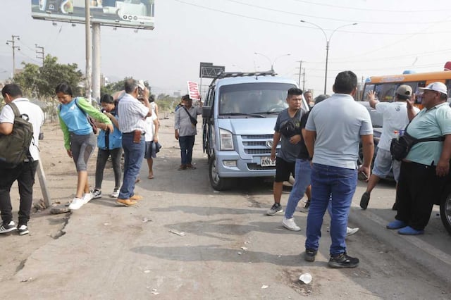 También en esta parte de Lima este (SMP) se ve buses de transporte público informal. Foto: Joseph Angeles/ @photo.gec