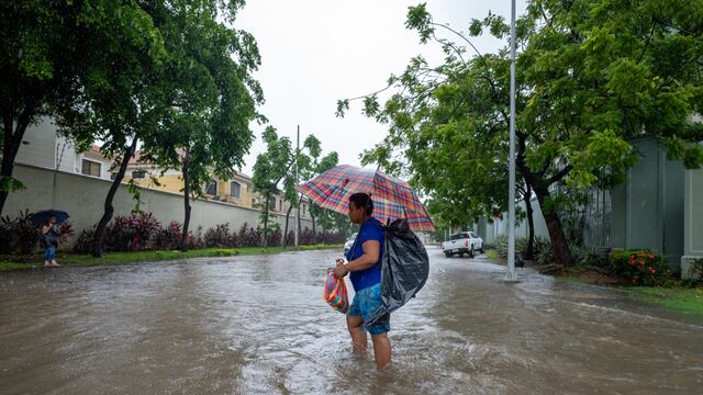 Las lluvias vuelven a inundar parte de Guayaquil, tras fuerte tormenta en costa de Ecuador
