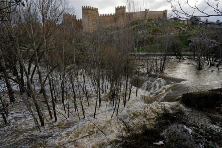 Vista del río Adaja a su paso por Ávila donde la Confederación Hidrográfica del Duero (CHD) ha puesto el aviso rojo este sábado. EFE/Raúl Sanchidrián