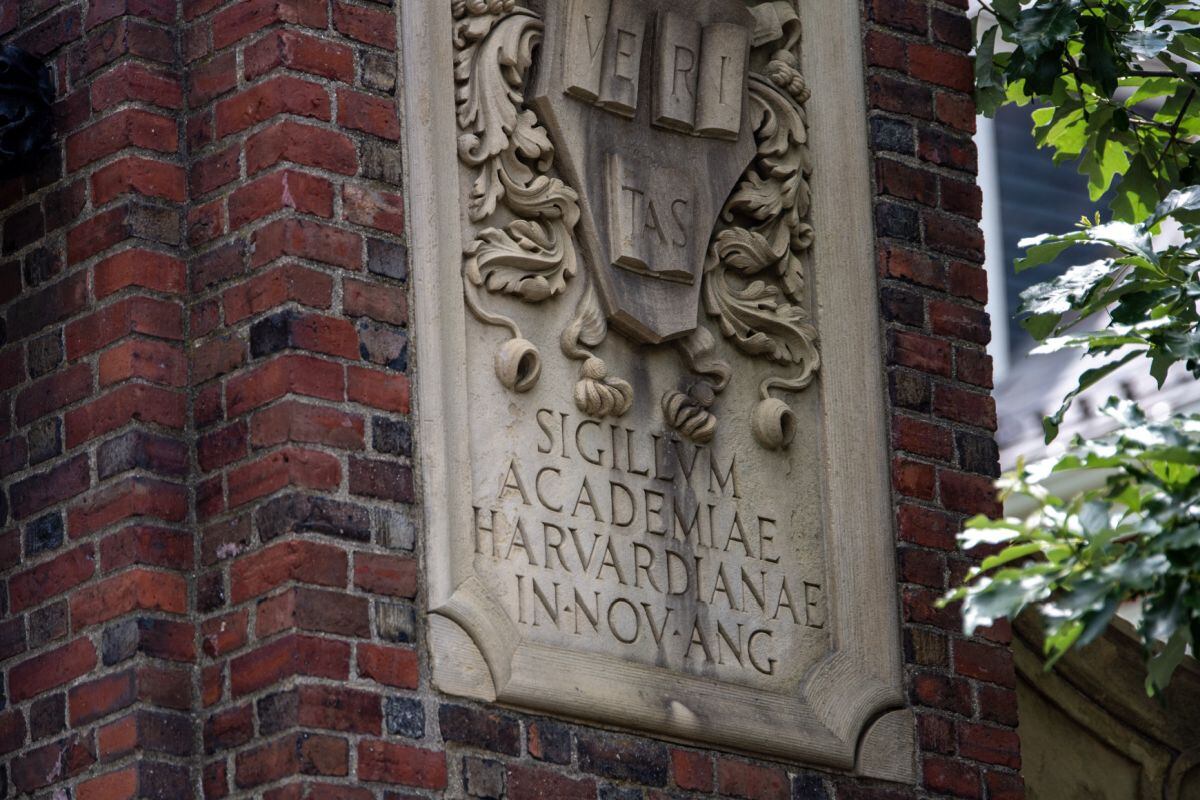 El cartel de entrada de la Universidad de Harvard a Harvard Yard se ve en Cambridge, Massachusetts, el 29 de junio de 2023 (Foto: Joseph Prezioso / AFP)