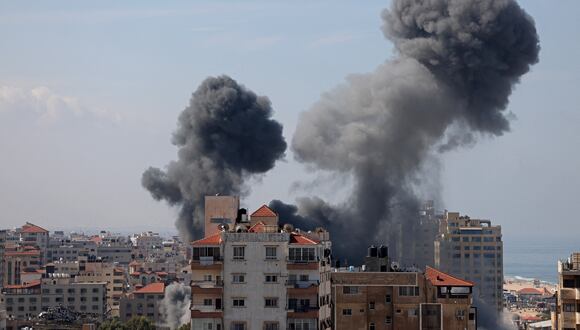 El humo sale de un edificio residencial tras un ataque aéreo de Israel en la ciudad de Gaza el 7 de octubre de 2023. (Foto de MOHAMMED ABED / AFP).