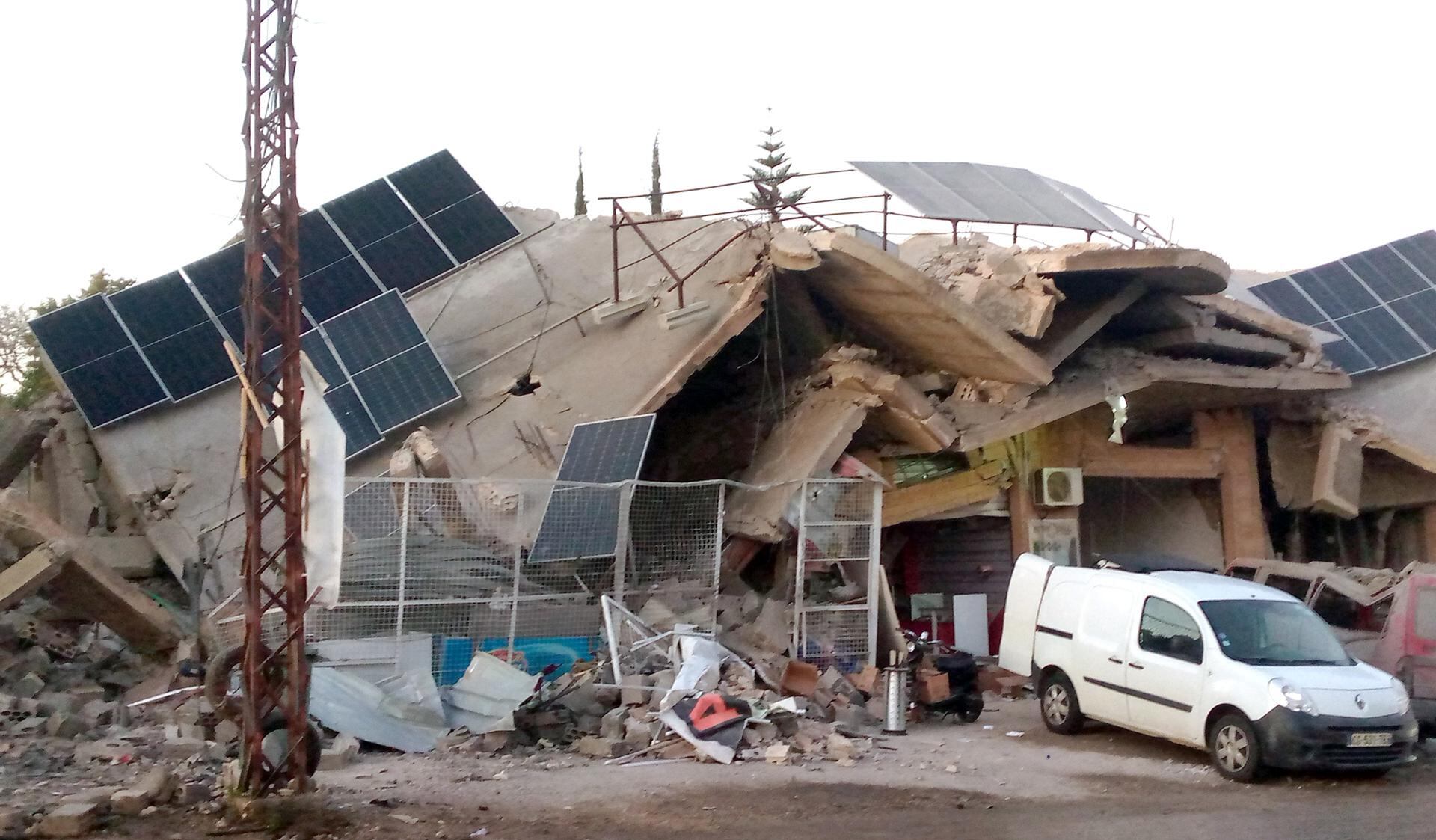Edificios resultaron dañados tras ser blanco de un ataque aéreo israelí en la aldea de Touline, sur del Líbano, el 22 de marzo de 2025. EFE/EPA/STRINGER