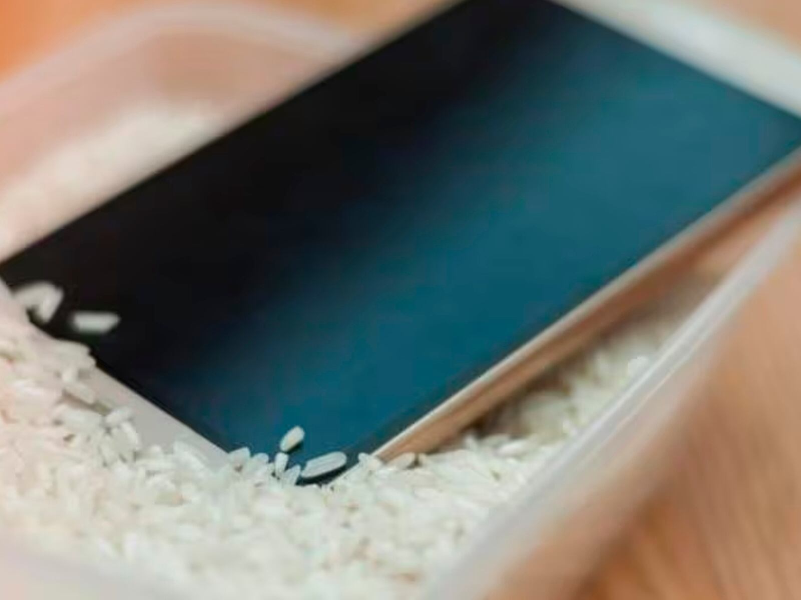 ANDROID | Si tu celular se cayó al agua de casualidad, no lo coloques en arroz. Aquí te explico las razones. (Foto: Shutterstock)