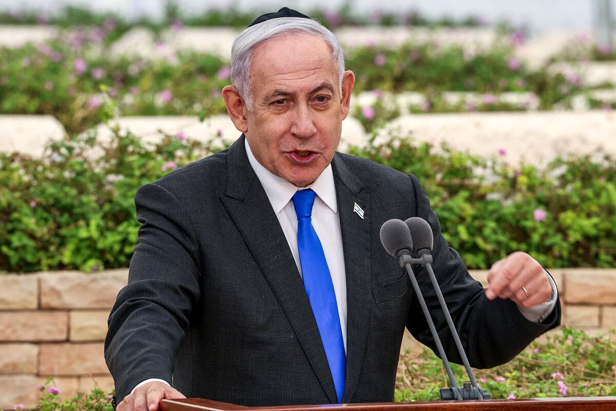 El primer ministro israelí, Benjamin Netanyahu, habla durante una ceremonia estatal en memoria de las víctimas del asunto Altalena de 1948, en el cementerio Nachalat Yitzhak en Tel Aviv, el 18 de junio de 2024. (Foto de Shaul GOLAN / POOL / AFP)