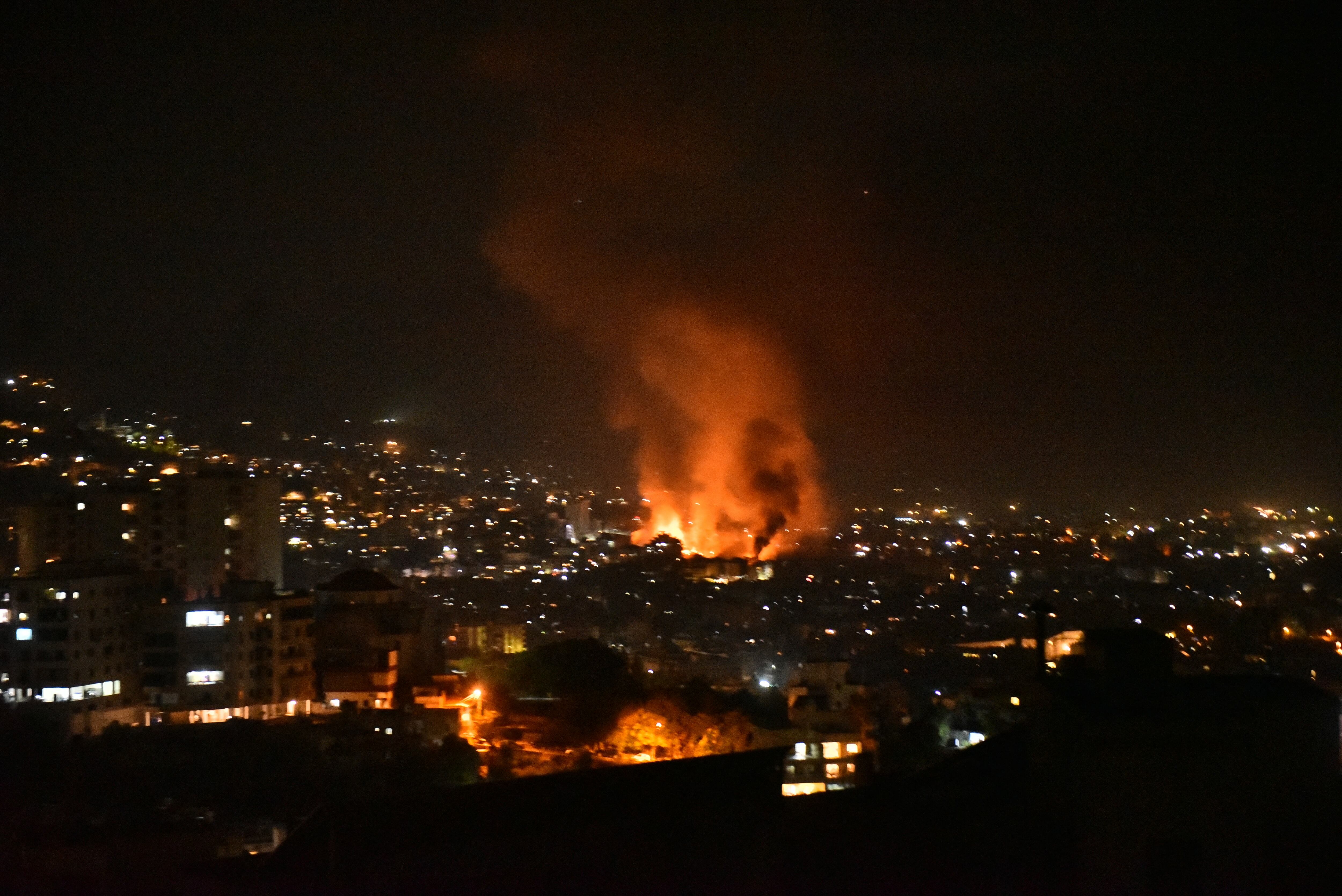 El humo sale del lugar de un ataque aéreo israelí que tuvo como objetivo un vecindario en el suburbio sur de Beirut a principios del 28 de septiembre de 2024.(Foto de Fadel ITANI / AFP).