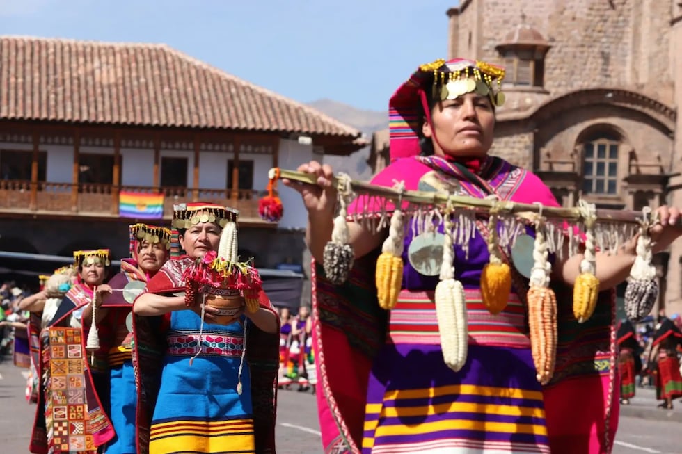 Mujeres del séquito imperial encabezan el avance por los portales del centro histórico portando vasijas y barras con mazorcas de maíz, símbolo de la abundancia agrícola del Tahuantinsuyo. Foto: Andina/Percy Hurtado Santillán