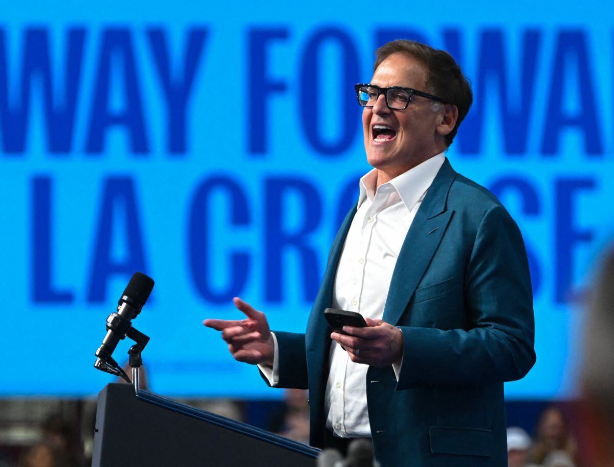Cuando el empresario Mark Cuban habló en un evento de campaña de la candidata presidencial demócrata a la vicepresidencia de Estados Unidos, Kamala Harris, en la Universidad Wisconsin-La Crosse, el 17 de octubre de 2024 (Foto: Craig Lassig / AFP)