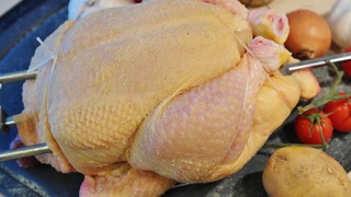 Por qué no se le debe quitar los huesos y la piel al pollo antes de cocinarlo