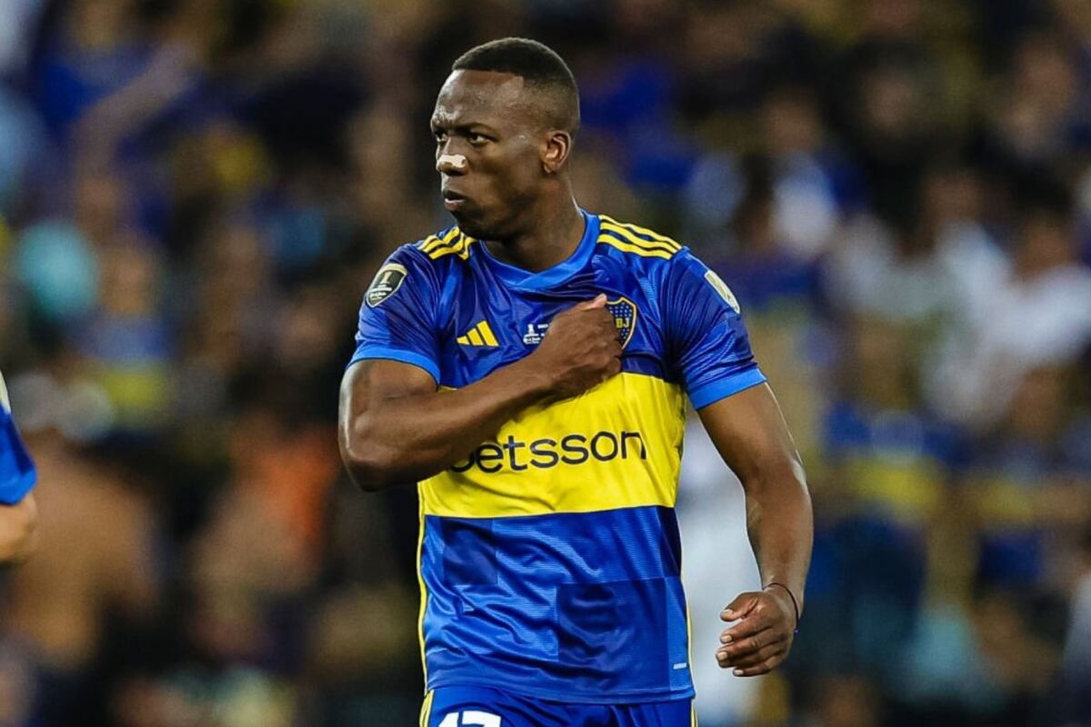 Luis Advíncula llegó a Boca Juniors en 2021. Este lunes se hizo oficial la renovación de su contrato hasta 2026. (Foto: Agencias)