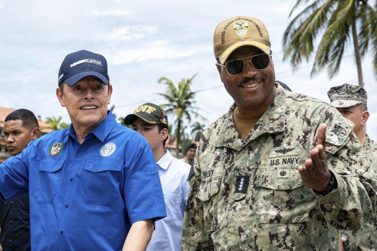 Fotografía del ministro de Seguridad Pública de Panamá, Frank Alexis Abrego, y el jefe del Comando Sur de Estados Unidos, el almirante Alvin Holsey. Foto: EFE/ Embajada de los Estados Unidos en Panamá