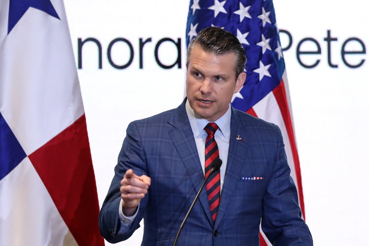 El Secretario de Defensa de Estados Unidos, Pete Hegseth, hace un gesto mientras pronuncia un discurso durante la Conferencia de Seguridad Centroamericana (CENTSEC25), en la Ciudad de Panamá, el 9 de abril de 2025. (Foto de Franco BRANA / AFP)