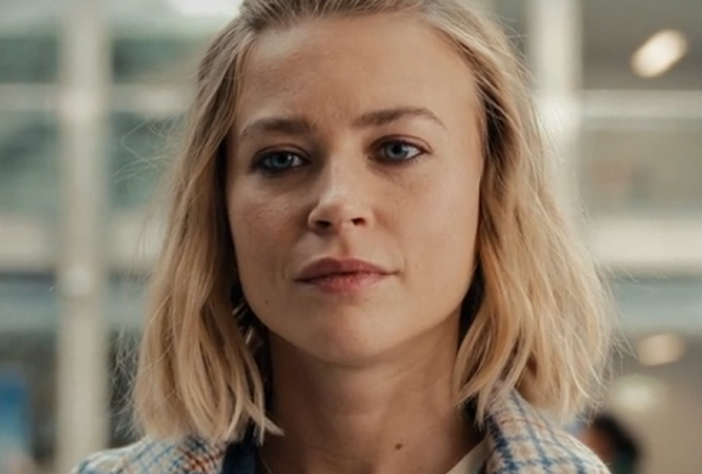 Sara Wulf (Jeanne Goursaud) utiliza su experiencia militar para encontrar a su hijo en la película de acción alemana "Exterritorial" (Foto: Netflix)