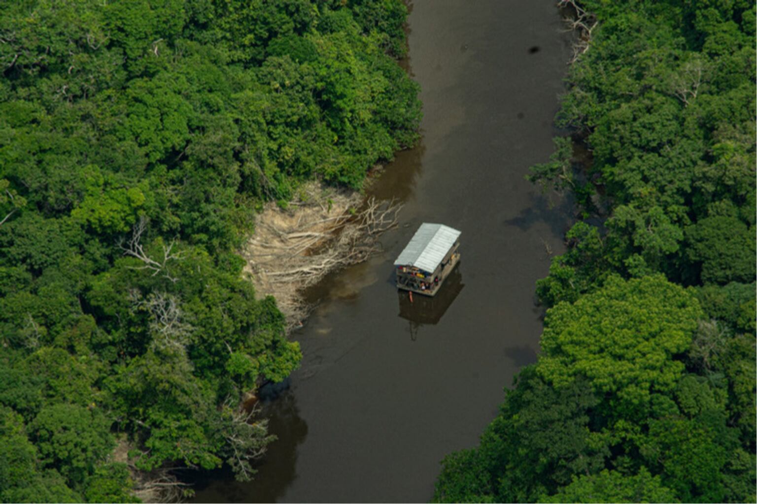 Draga en el río Purité entre Brasil y Colombia, al límite del Parque Nacional Amacayacu. Foto: Alianza Regional Amazónica para la Reducción de los Impactos de la Minería de Oro.