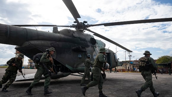 Un grupo de soldados de operaciones especiales de la Fuerza Armada Nacional Bolivariana (FANB) desembarcan de un helicóptero MI17 de fabricación rusa en Puerto Ayacucho, estado de Amazonas, el 21 de diciembre de 2022. (Foto de Yuri CORTEZ / AFP)