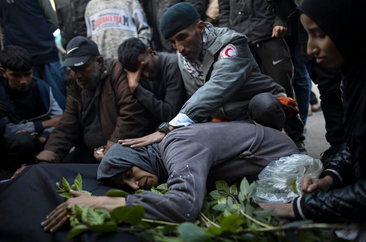 La madre de un palestino llora al cuerpo envuelto de su hijo frente al Hospital Nasser en Jan Yunis, en el sur de la Franja de Gaza, el 24 de diciembre de 2023. (Foto de EFE/EPA/HAITHAM IMAD)