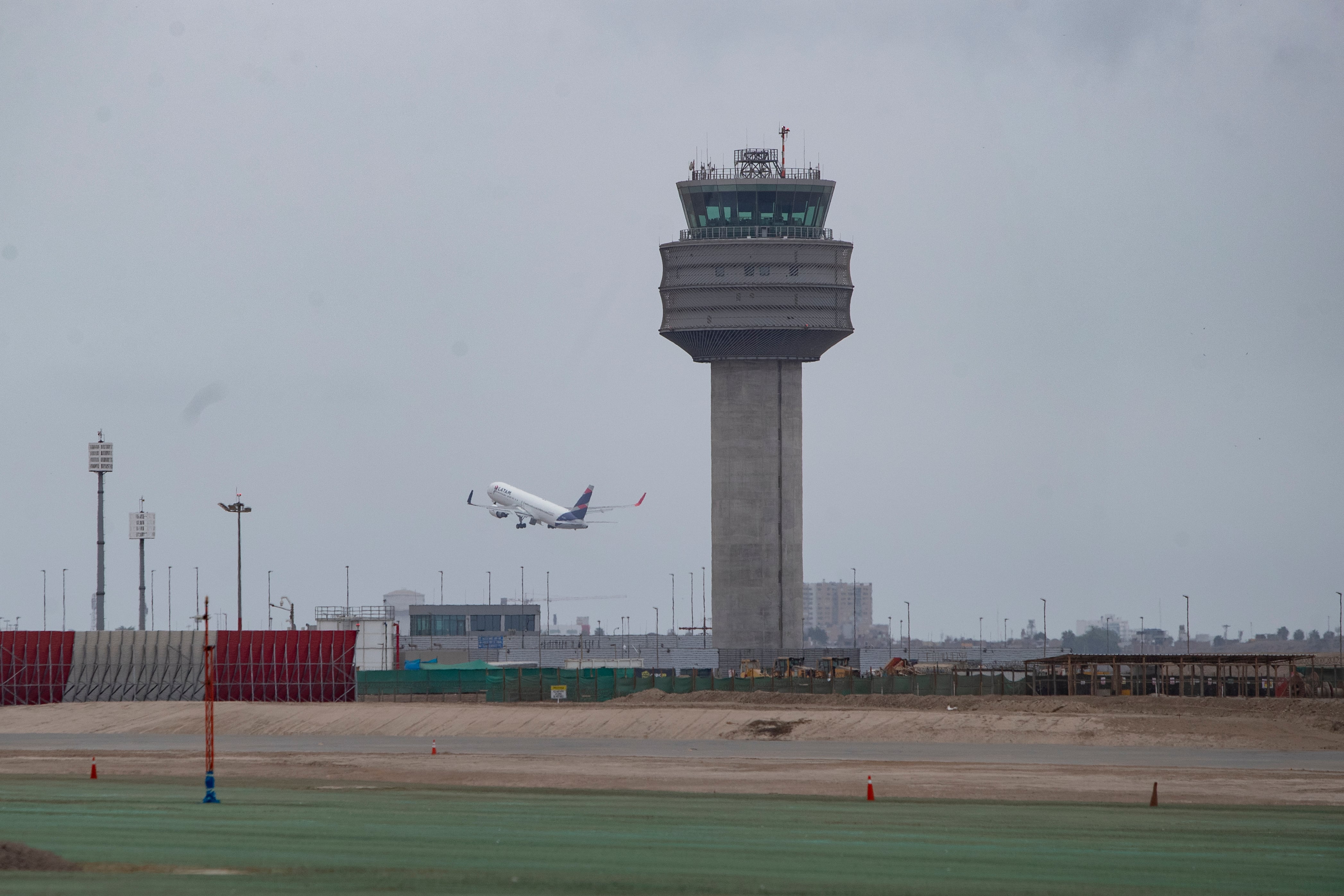 Despegue en el Aeropuerto Jorge Chávez visualizado desde la pista de aterrizaje antigua. Foto: Hugo Pérez (@photo.gec).