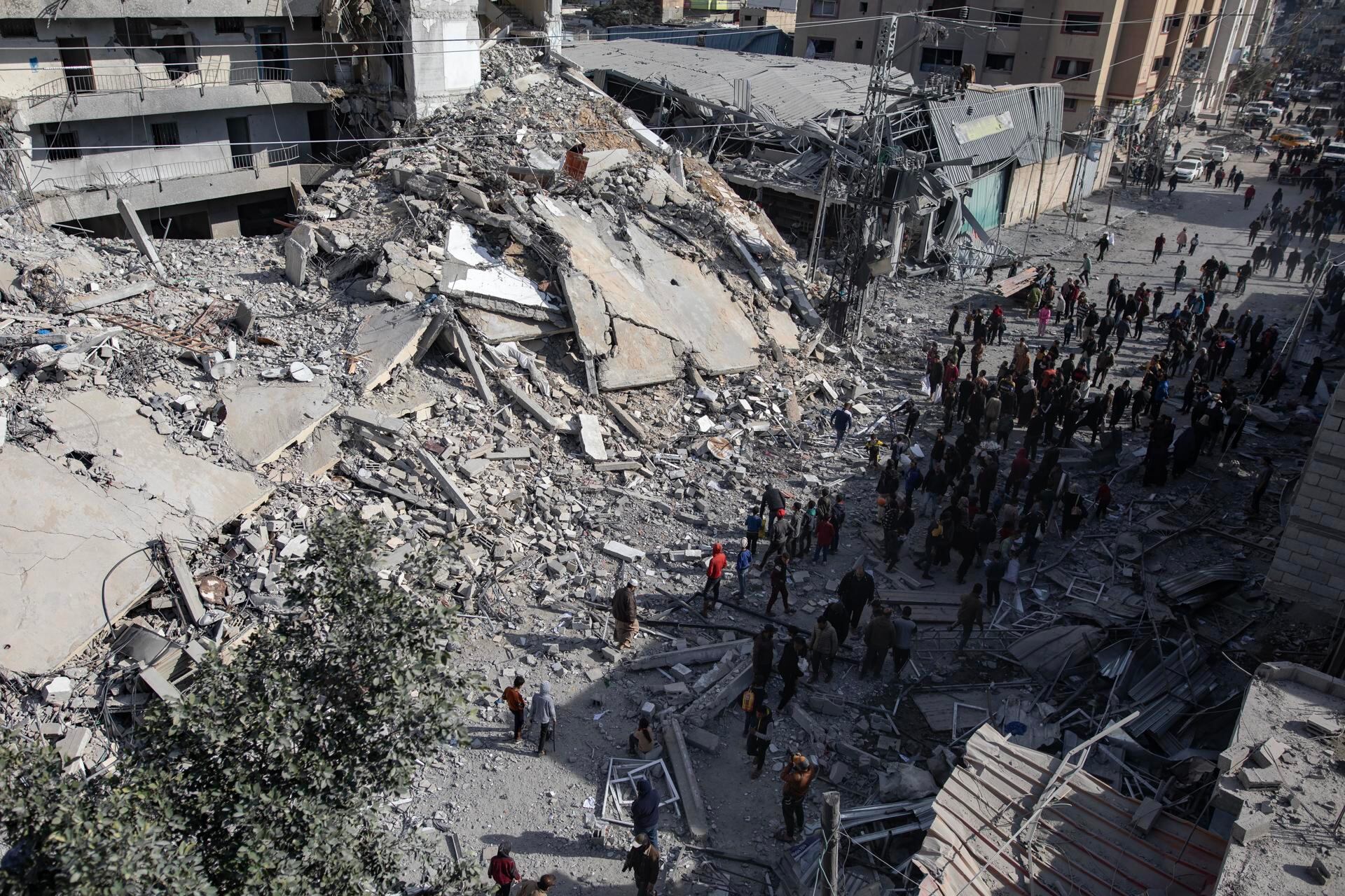 Los palestinos inspeccionan la zona después de un ataque aéreo israelí contra la Torre al Masry en el campo de refugiados de Rafah, en el sur de la Franja de Gaza, el 09 de marzo de 2024. EFE/EPA/HAITHAM IMAD