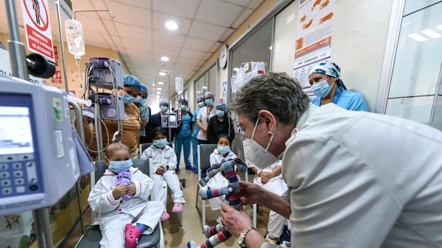 Niños del INSN – San Borja reciben a ´Bobby´, el perrito que transforma el porta suero en una experiencia más amigable