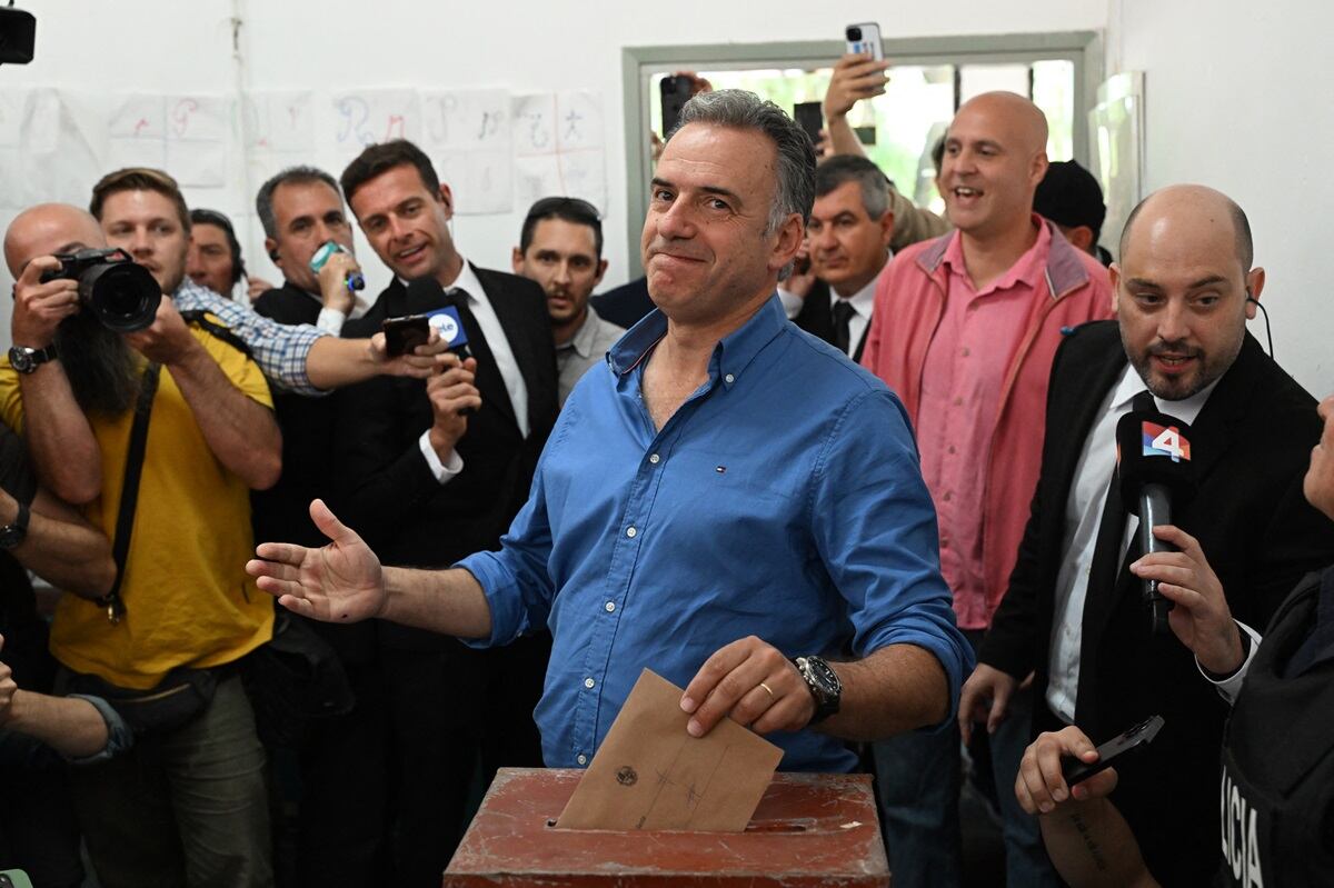 El candidato presidencial de Uruguay por el partido Frente Amplio, Yamandú Orsi, hace un gesto mientras emite su voto durante las elecciones presidenciales y legislativas en Canelones, Uruguay, el 27 de octubre de 2024. (Foto de Eitan ABRAMOVICH / AFP)