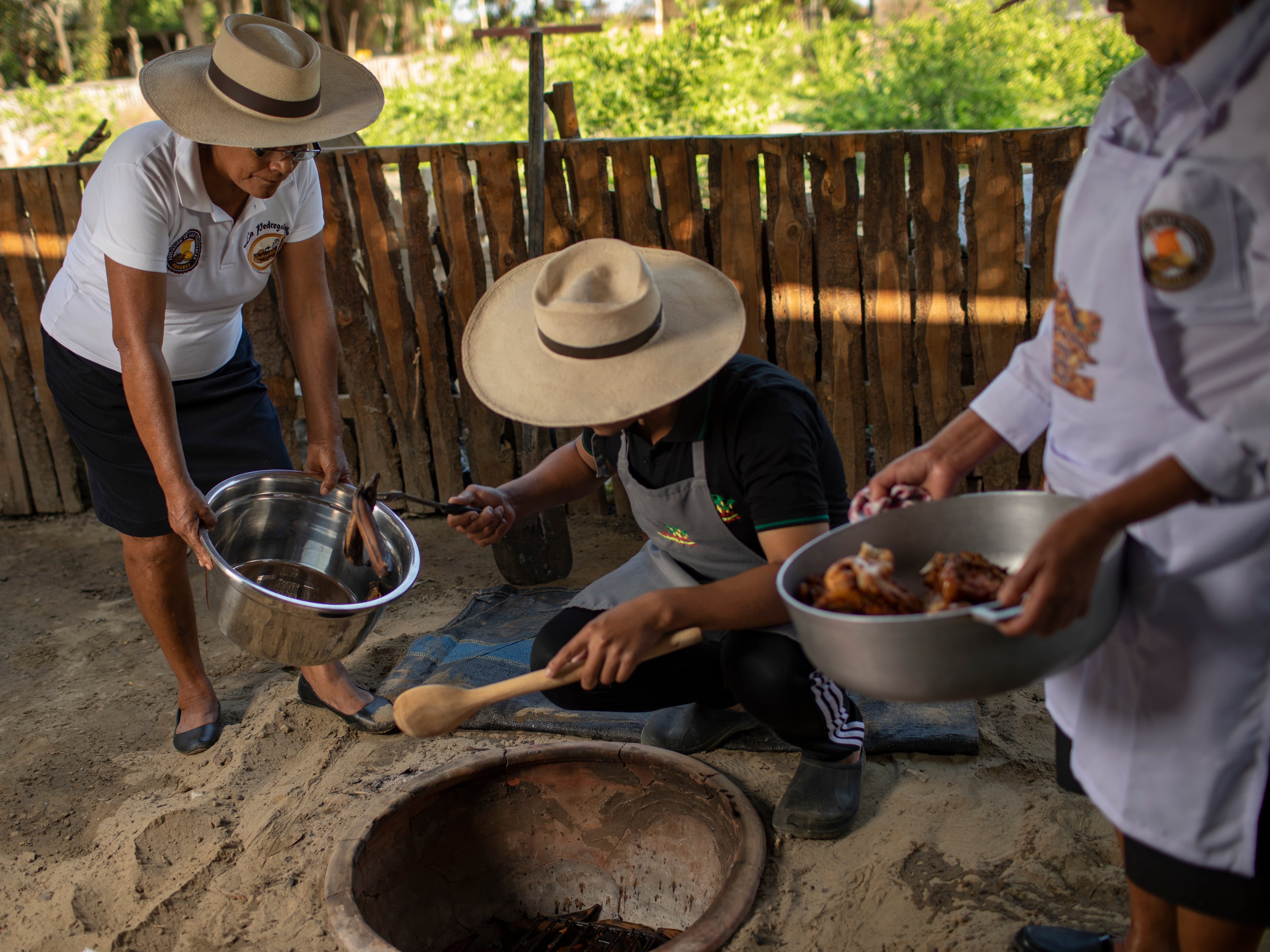 Somos estuvo en el proceso de sacar el copús de debajo de la tierra. Las carnes, el camote y el plátano se meten en un cántaro grande por unas dos horas y media. El copús es un plato festivo y ocasional. Se disfruta en las picanterías los fines de semana.