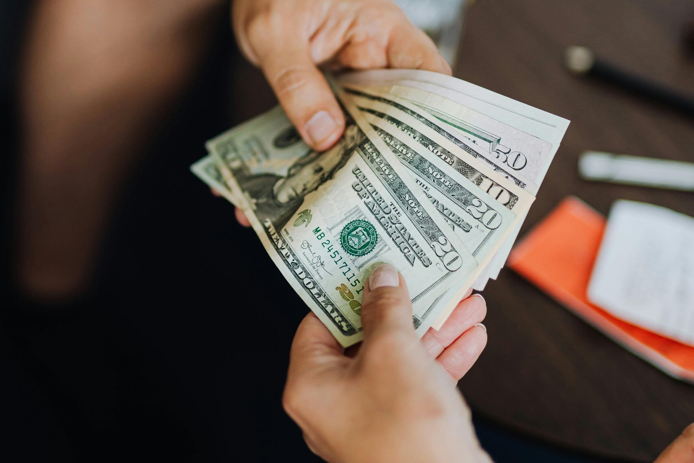 Los bancos en Estados Unidos tienen protocolos cuando alguien deposita una alta cantidad de dinero en efectivo (Foto: Pexels)