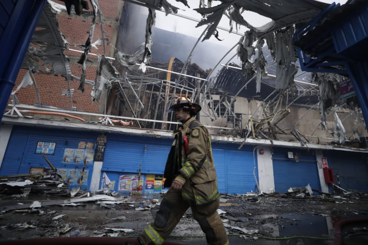 Bomberos han trabajado toda la noche y madrugada. Foto: Hugo Pérez / @photo.gec