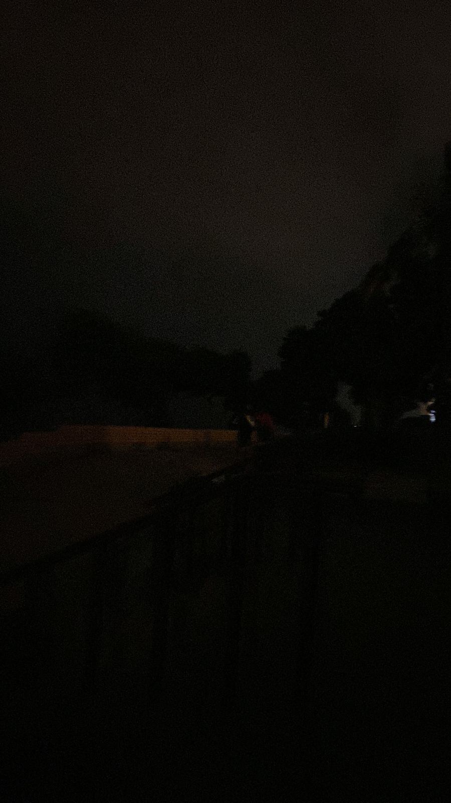 Imagen del malecón Cisneros a oscuras el pasado domingo a las 9 p.m. Foto: Fuentes de El Comercio