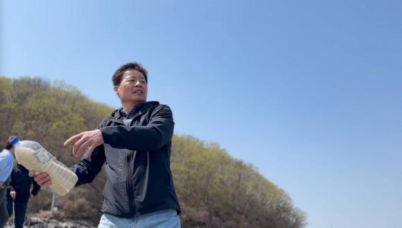 Park lleva casi una década enviando botellas de plástico llenas de arroz a Corea del Norte. (JUNGMIN CHOI / BBC COREA).