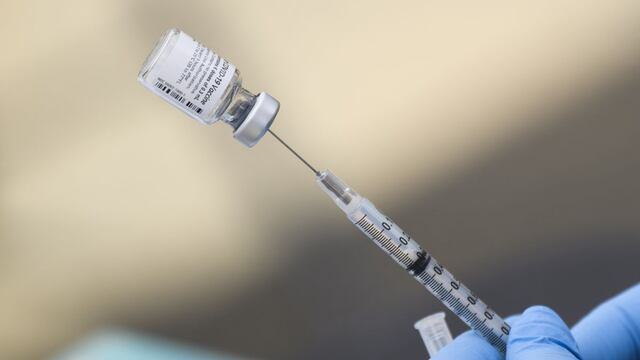 Estados Unidos ve “inevitable” aplicar una tercera dosis de la vacuna contra el coronavirus