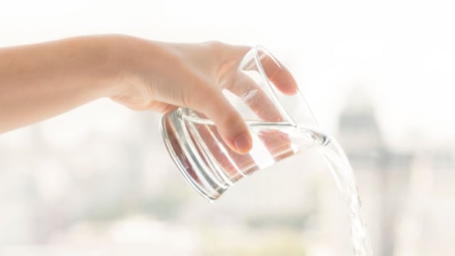 Ni 2 ni 10 vasos: esta es la cantidad de agua recomendada si tienes hígado graso, según especialistas