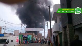 Incendio en rencauchadora de Barranca afecta a 14 familias