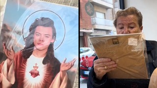 El momento gracioso de una abuela al recibir un cuadro de Harry Styles y creer que es un santo