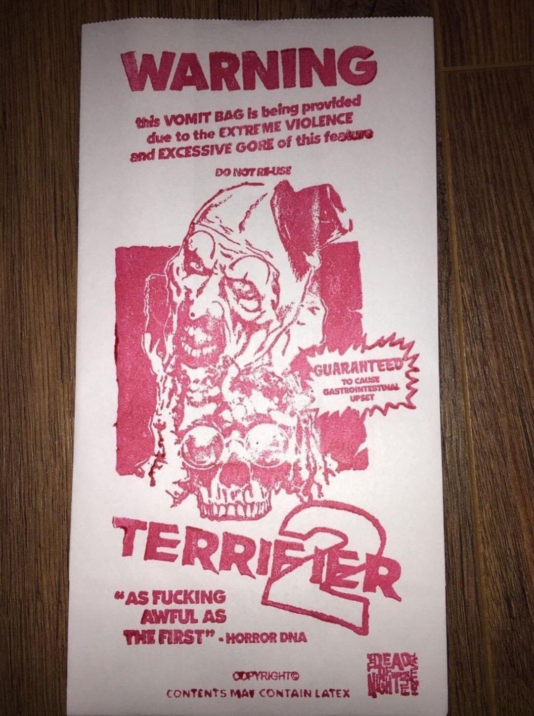 La bolsa de papel para vomitar que entregaban a la audiencia que ingresaba a ver "Terrifier" (Foto: @fanthaisma / Twitter)