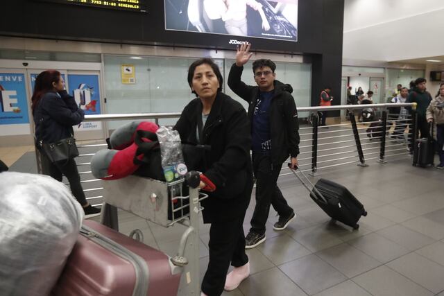 Pasajeros en sala de embarque durante las últimas horas de funcionamiento del viejo Jorge Chávez. (Foto: Jesús Saucedo/@photo.gec)