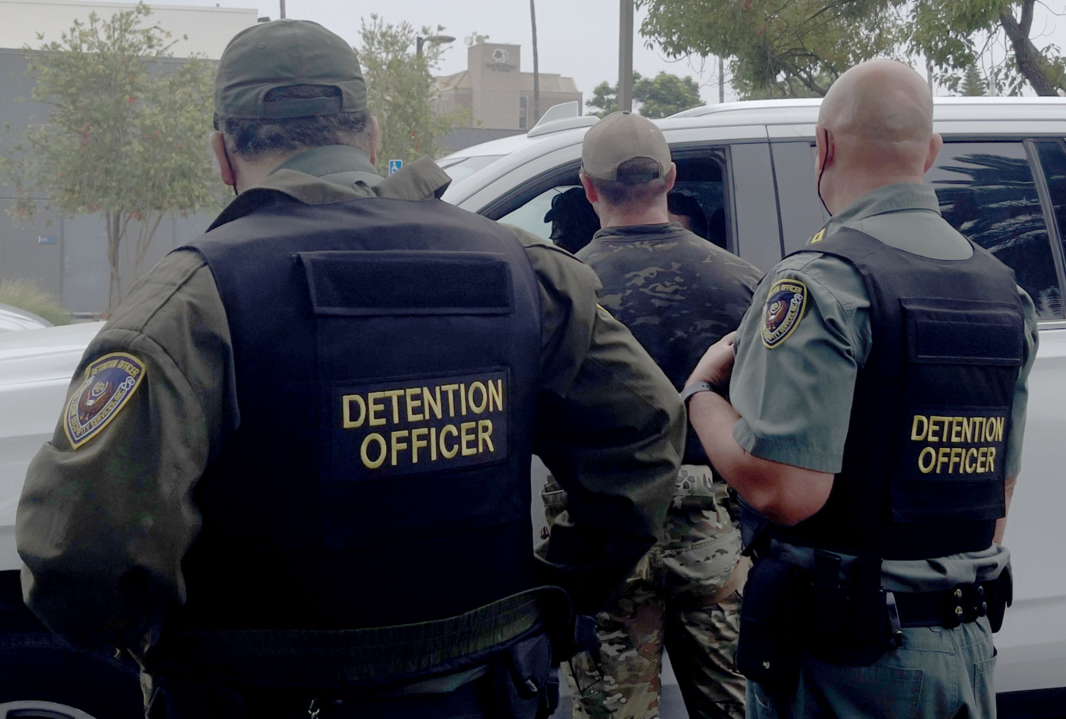 Agentes de la Unidad Táctica de la Patrulla Fronteriza (Bortac) y otros agentes de detención se preparan para salir a un operativo en Whittier, California. Las autoridades de inmigración retomaron este lunes los operativos de detención en Los Ángeles con múltiples redadas en diferentes partes del condado, en donde se reportaron arrestos individuales de trabajadores y personas que se encontraban en las cárceles locales, según pudo comprobar (Foto: EFE / Ana Milena Varón)