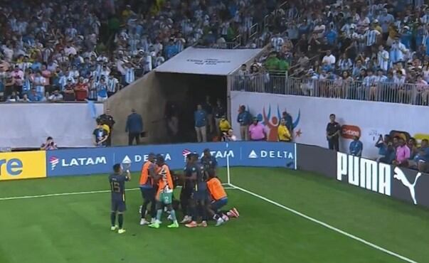 El delantero ecuatoriano logró vencer a ‘Dibu’ Martínez y darle el empate a su selección en los minutos finales.