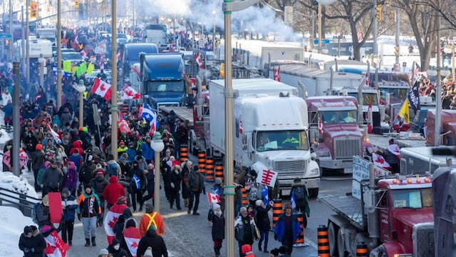 Camioneros protestan en Ottawa contra las medidas sanitarias por el coronavirus