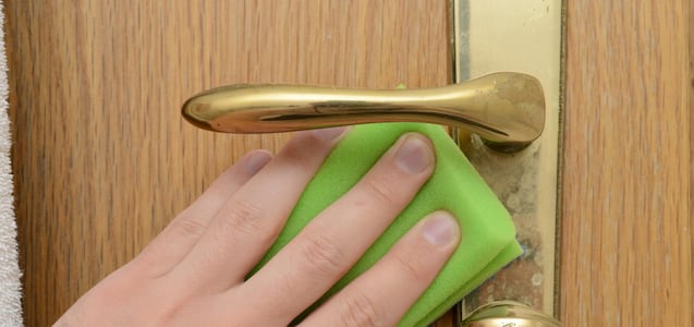 Cómo limpiar manchas de bolígrafo de las puertas de madera