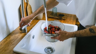 La razón por la que nunca deberías lavar las fresas solo con agua