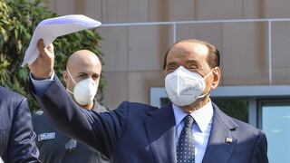 Silvio Berlusconi sigue dando positivo al coronavirus un mes después de su contagio