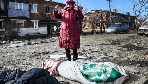 Una mujer llora sobre los cuerpos de las víctimas de un ataque con misiles en la ciudad de Panteleimonovka, en una parte de la región de Donetsk controlada por Rusia, el 17 de febrero de 2024. (Foto de AFP)