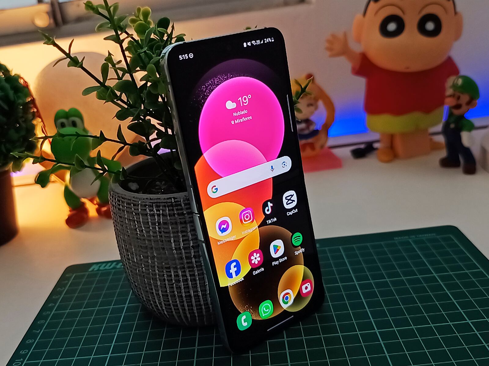 SAMSUNG | La pantalla interna del Samsung Galaxy Z Flip 5 trae una pantalla Dynamic AMOLED 2X de 6,7 pulgadas. (Foto: MAG - Rommel Yupanqui)