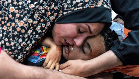 Una mujer llora ante el cuerpo de un niño que resultó herido durante un bombardeo en un campo de desplazados, en una sala del Hospital de los Mártires de Aqsa en Deir el-Balah, en el centro de la Franja de Gaza, el 11 de mayo de 2024. (Foto de AFP)