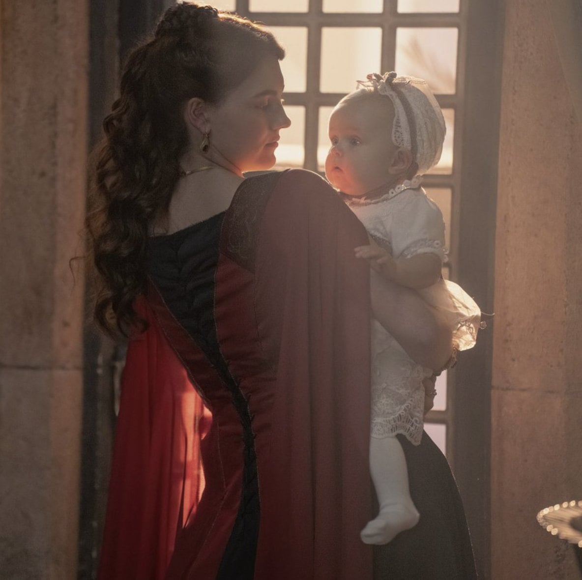 Alicent Hightower cargando a su hija Helaena Targaryen en el episodio 4 de "House of the Dragon" (Foto: HBO)