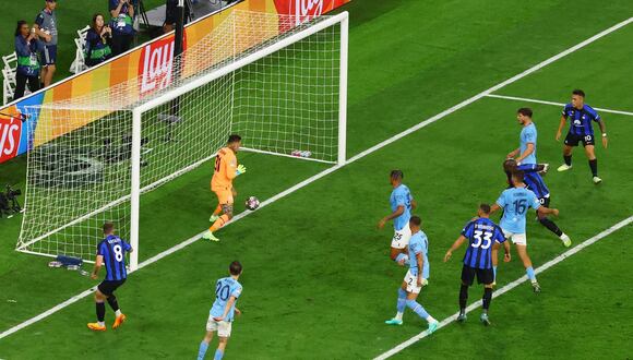 El delantero del Inter cabeceó absolutamente solo y la erró. Los hinchas italianos lo sufren en las tribunas. Foto: ESPN
