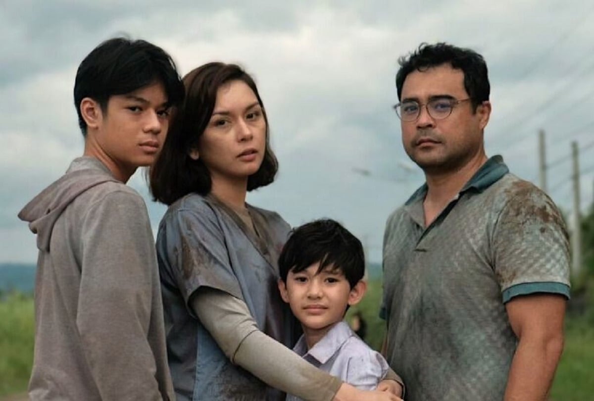 Josh (Marco Masa), Iris (Beauty Gonzalez), Lucas (Aiden Tyler Patdu) y Francis (Sid Lucero) en la película filipina "Ahí afuera" (Foto: Netflix)