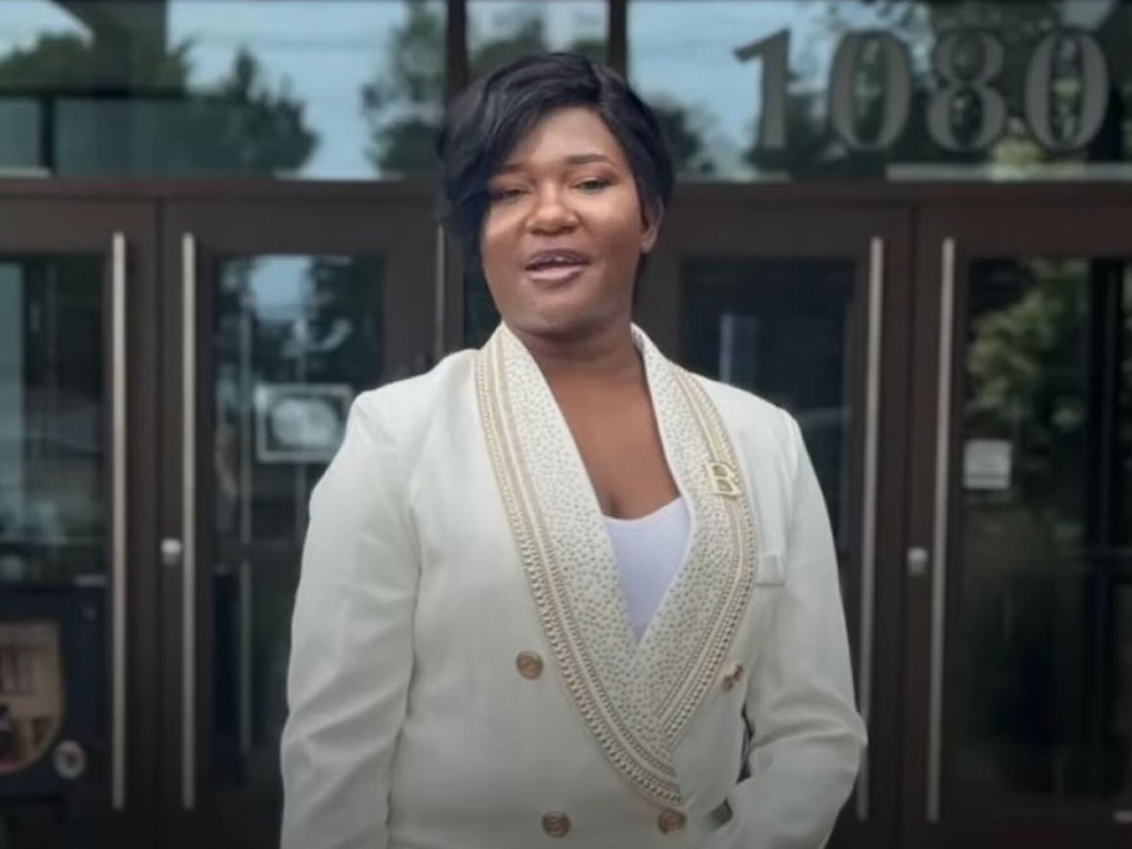 Desde el 2021, Esther Ngoy cuenta con la residencia permanente en Estados Unidos. (Créditos: Univision Noticias | YouTube)